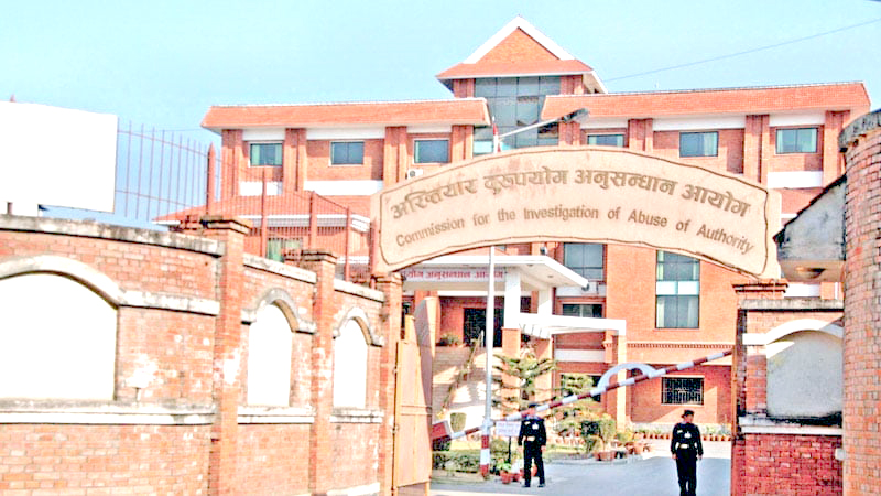 अदालतमा अख्तियारको छापा, ५० हजार घुससहित डिट्ठा पक्राउ