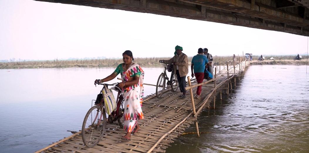 ओलीले जित्दै आएको झापा-५ मा खोला तर्न लाग्छ १०० रुपैयाँ !