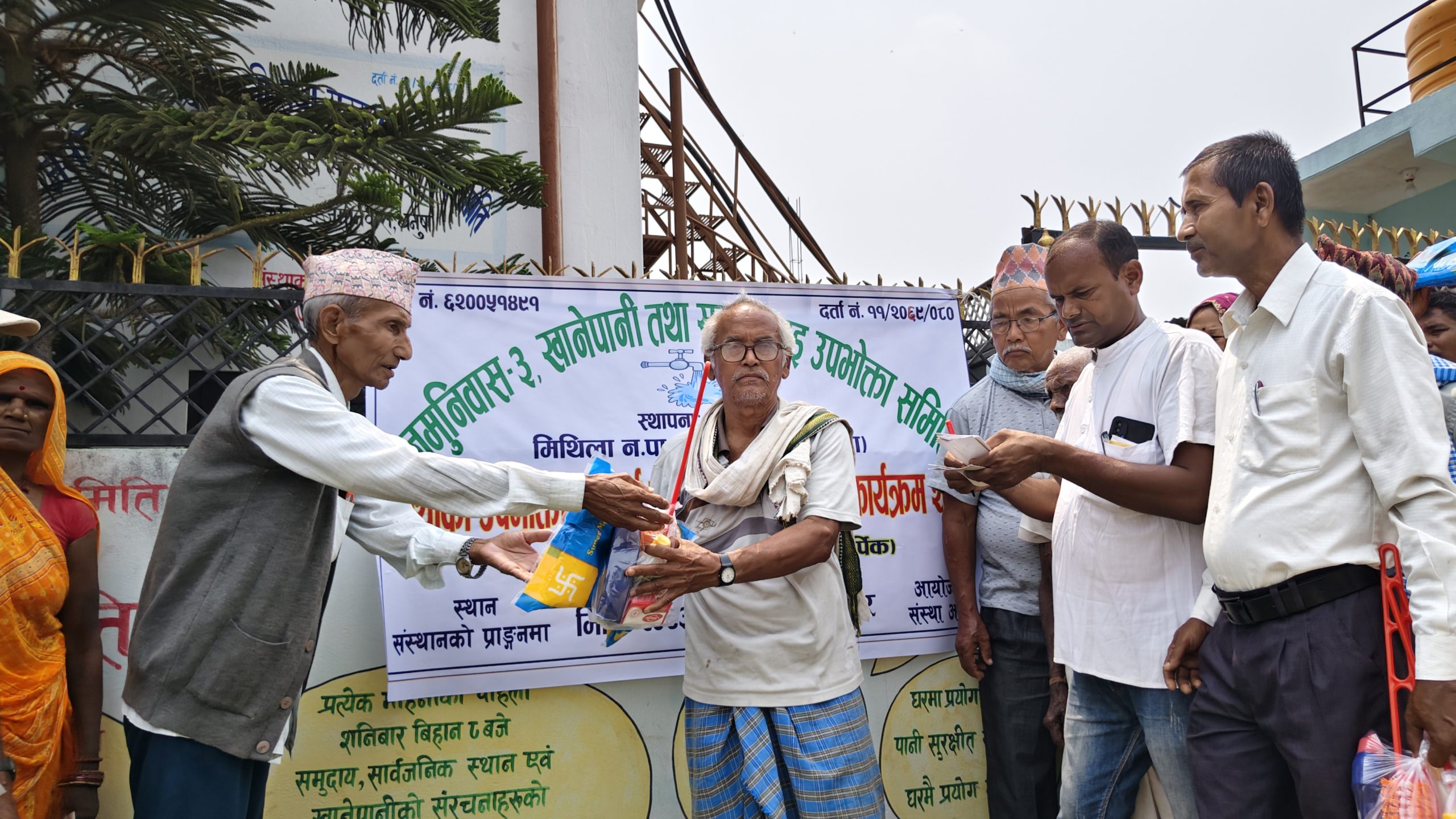 खानेपानी उपभोक्तालाई स्वच्छता समाग्री बितरण