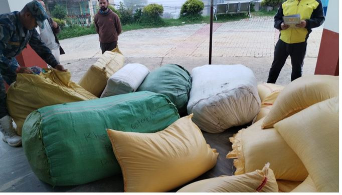 धनुषाका विभिन्न स्थानबाट १४ लाखको अवैध सामान बरामद