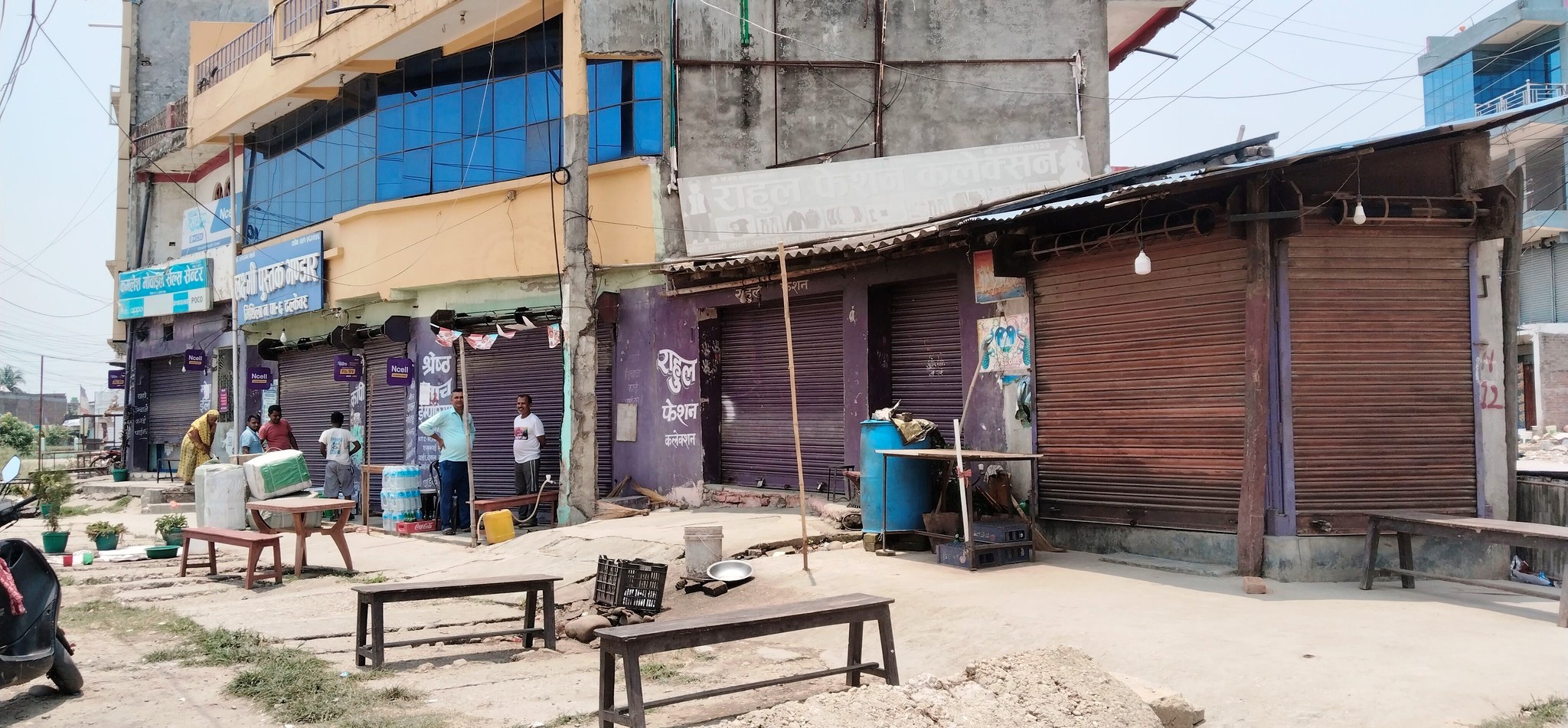 मालपोत कार्यालय चोक बाहिर सार्न खोजेपछि ढल्केवरका व्यवसायी आन्दोलित, बजार बन्द
