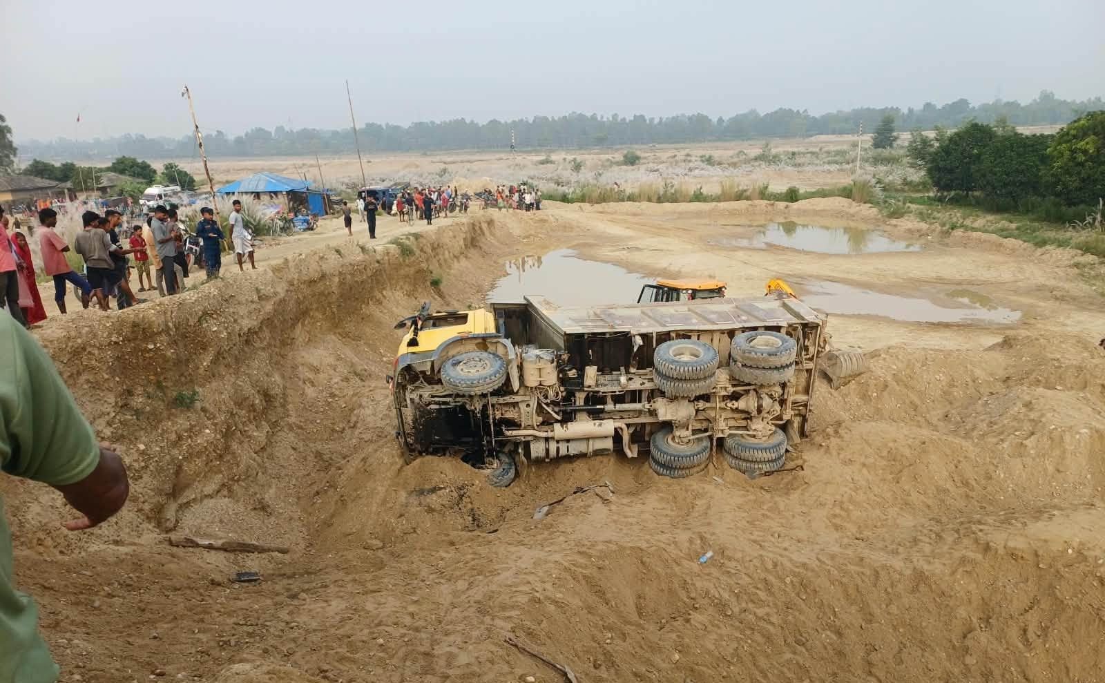 धनुषामा टिपर पल्टिँदा क्रसर सञ्चालकको मृत्यु